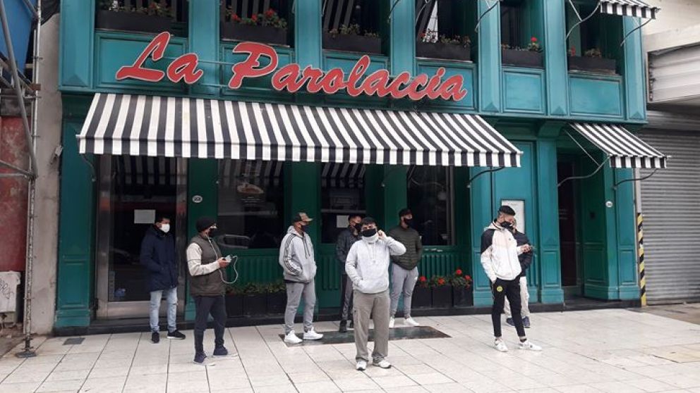 Protesta de trabajadores en la puerta de La Parolaccia por desvinculaciones y deudas de sueldos