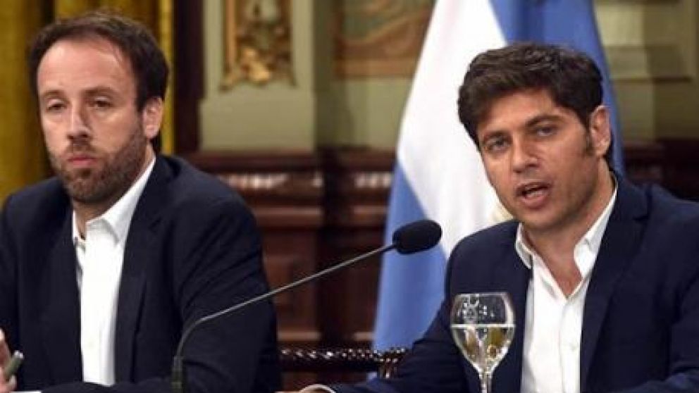 Axel Kicillof y su ministro de Hacienda y Finanzas, Pablo López, prorrogaron el canje de deuda provincial