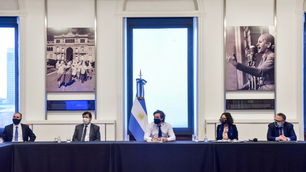 El gabinete econ�mico disert� en el Sal�n de las Mujeres