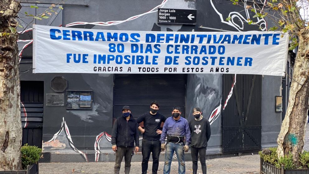 Cerró Bad Toro, la tristeza del dueño y de los trabajadores, en la esquina de Serrano y Honduras