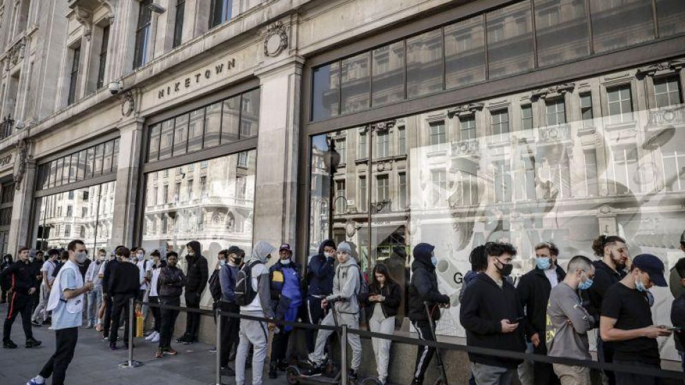 Comercios minoristas reabrieron en Inglaterra después de tres meses de cuarentena