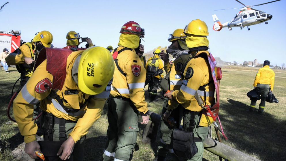 Humo en Rosario: brigadas combaten incendios en las islas de Entre Ríos