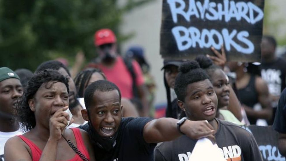Con el antecedente de Floyd, otra protesta con detenidos por un crimen racial