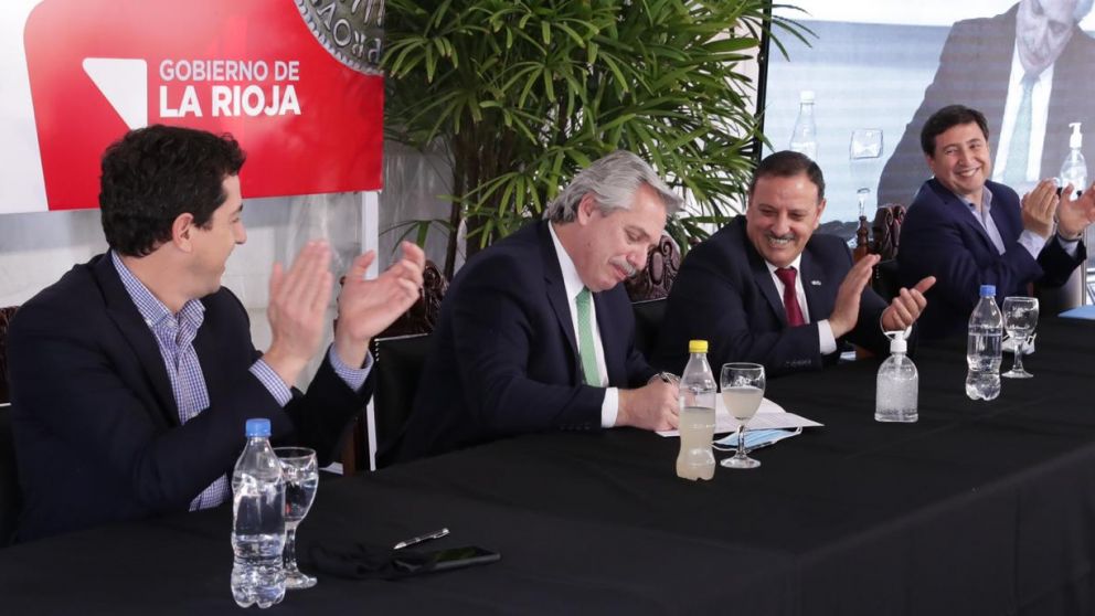 Alberto Fernández y Daniel Arroyo este viernes en La Rioja, junto a Eduardo "Wado" De Pedro y el gobernador local, Ricardo Quintela