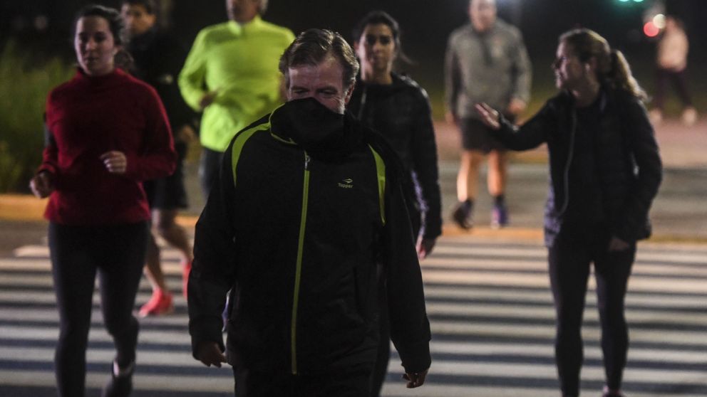 Las salidas para hacer actividad física nocturna están permitidas entre las 20 y las 8 horas