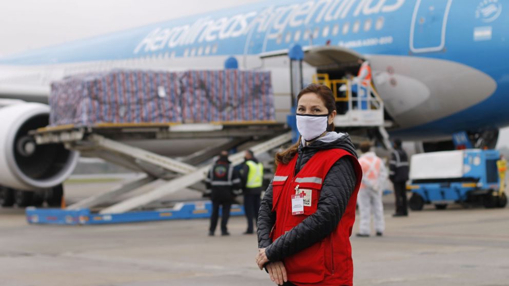 Este lunes, la Cruz Roja Argentina recibió su tercer vuelo sanitario de Aerolíneas Argentinas, con insumos para su plan de acción en el país