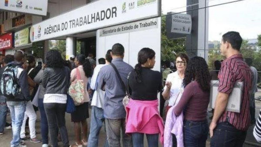 Casi un millón de brasileños pidieron subsidio por desempleo en mayo
