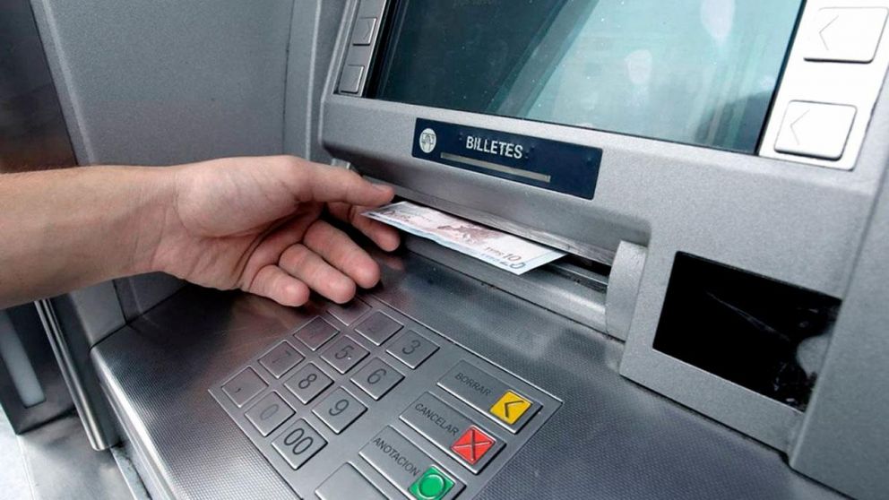 El BCRA aumentó el límite diario de extracción de dinero por cajeros automáticos