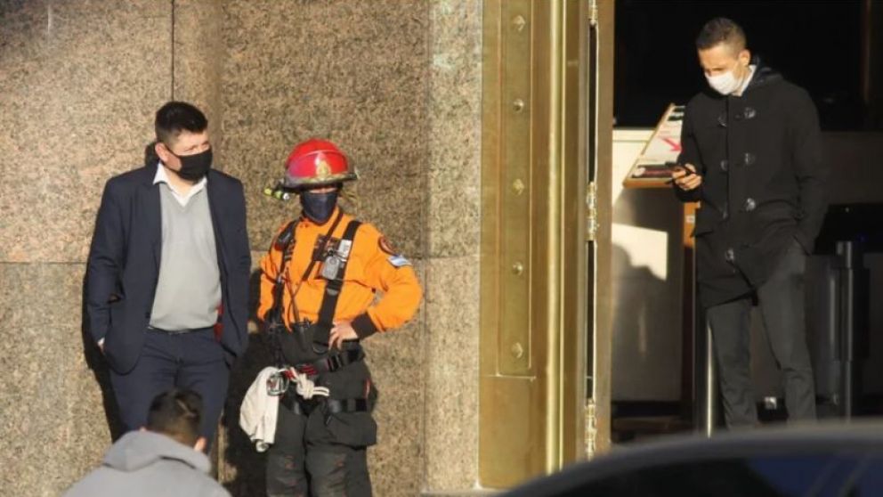 El personal fue evacuado por Bomberos de la Policía Federal Argentina
