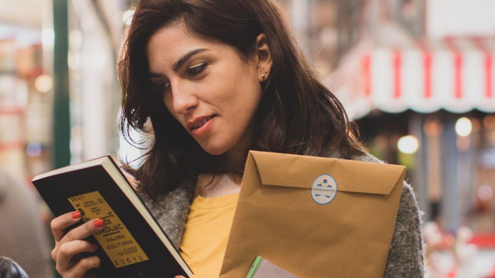 El club Escape a Plutón hace un envío mensual de libros. En la foto, la actriz y escritora Jazmín Carballo con la entrega