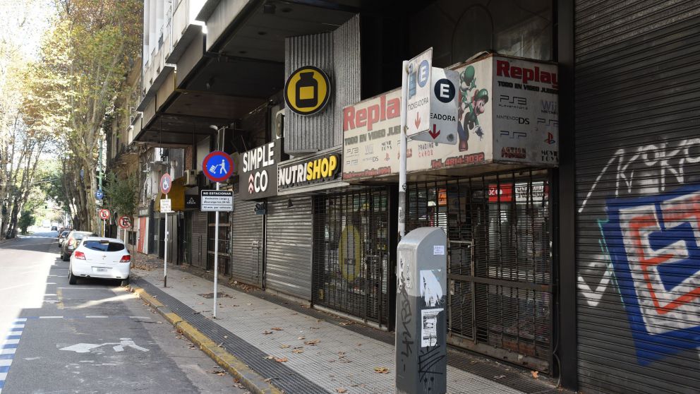 Desde el martes, los comercios porte�os vuelven a tener restricciones 