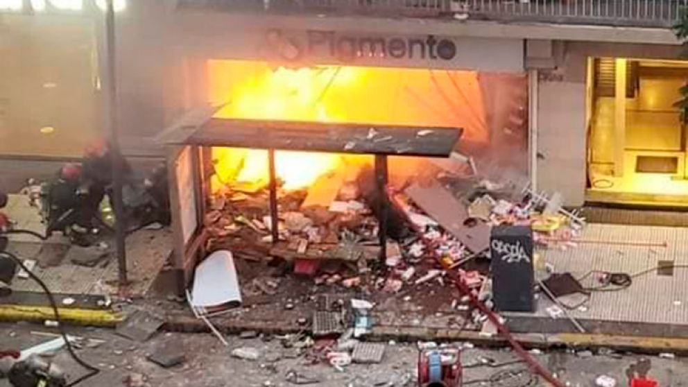 Se registraron dos explosiones y un bombero entr� en shock 