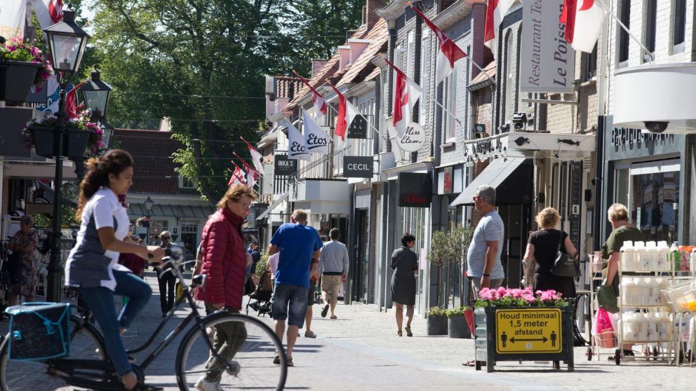 Países Bajos reabren restaurantes y cines