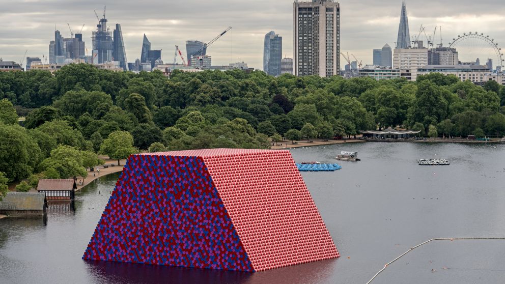 Christo tardó décadas en planificar The London Mastaba, escultura flotante hecha de 7506 barriles de petróleo que en el 2018 instaló en las aguas del lago Serpentine del Hyde Park. Se inspiró en las construcciones funerarias del Antiguo Egipto.