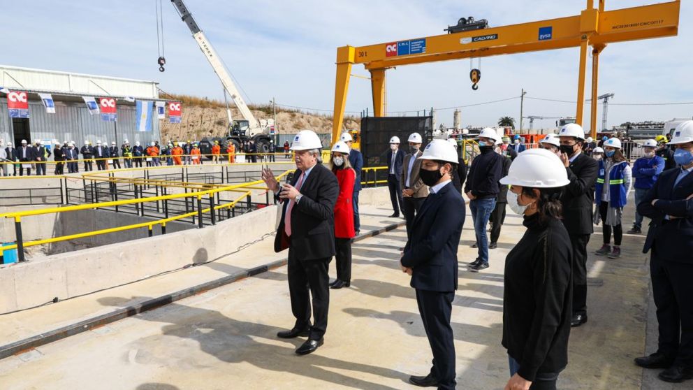 Alberto ataja los cascotazos y manda a sus ministros a caminar el territorio