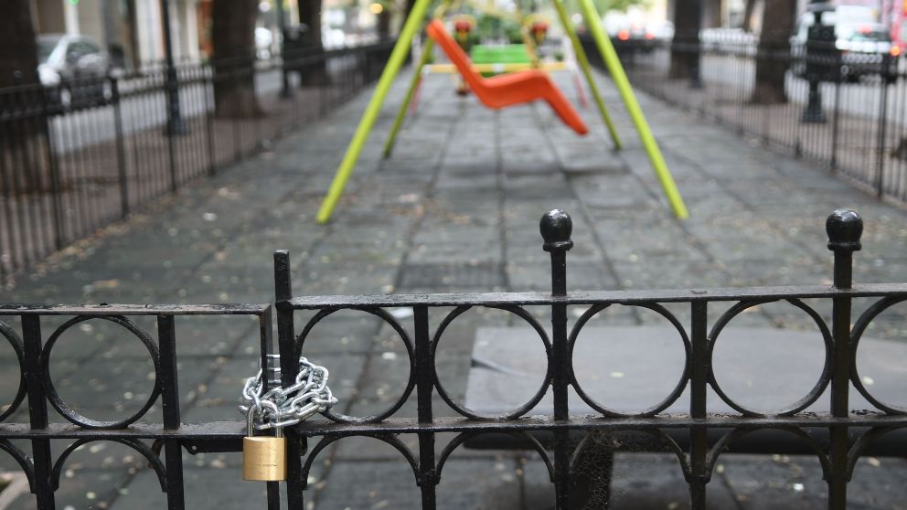 Las áreas de juegos permanecerán cerradas en las plazas