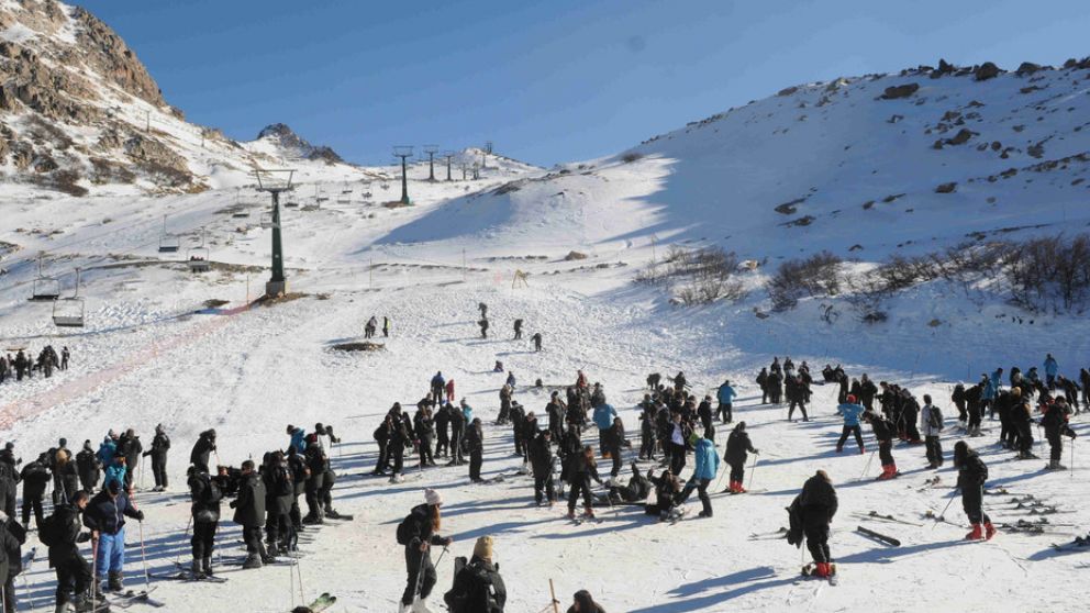 Incertidumbre por los viajes de egresados: piden respuestas concretas