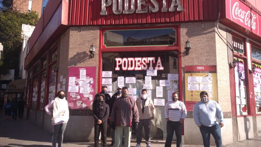 Los 36 trabajadores de las históricas pizzerías Podestá reclaman sueldos adeudados desde marzo