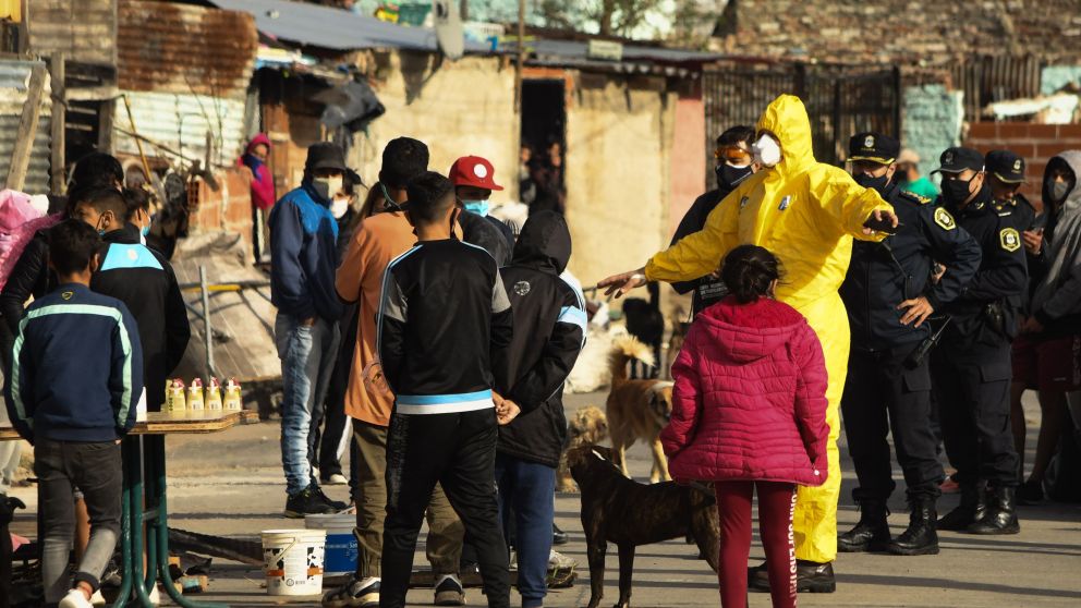 Sergio Berni recorrió el barrio enfundado en un mono amarillo