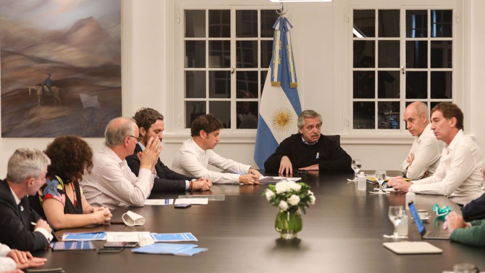 Fernández, Kicillof, Larreta, y sus equipos, a barbijo quitado en Olivos