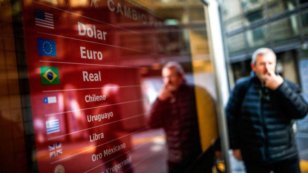 El dólar blue se desploma por encima del 7%