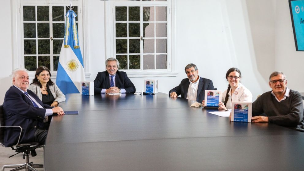 Alberto Fernández presentó el kit acompañado de Roberto Salvarezza, Ginés González García y parte del equipo científico del Instituto Milstein