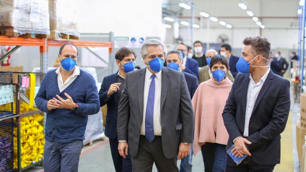 El Presidente durante la recorrida por la fábrica de barbijos N95 en Quilmes, junto a Axel Kicillof y Mayra Mendoza