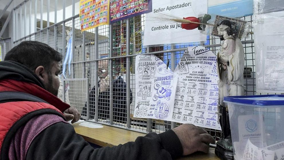 El protocolo indicaba demarcar en el suelo de los locales la distancia social entre los clientes