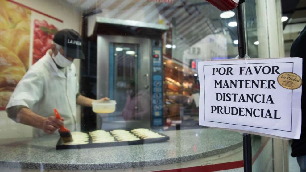 Los comercios atienden con medidas de prevención para evitar contagios