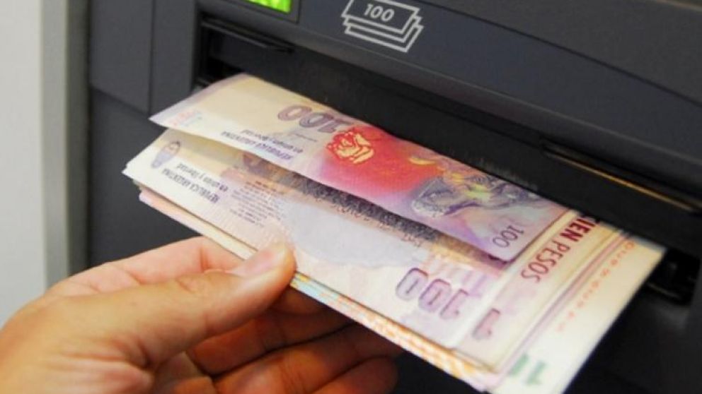 Beneficiarios de IFE, AUH y salario complementario podr�n reclamar importes descontados a los bancos