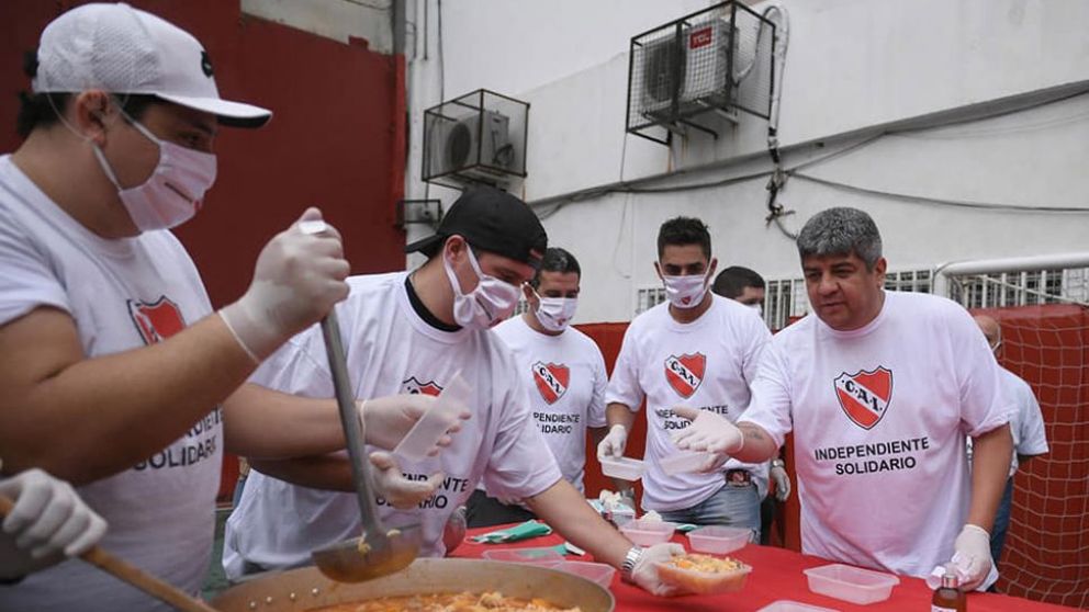 Ollas populares para atender la pandemia en Independiente, Moyano agradeció la colaboración de Palazzo y los bancarios.
