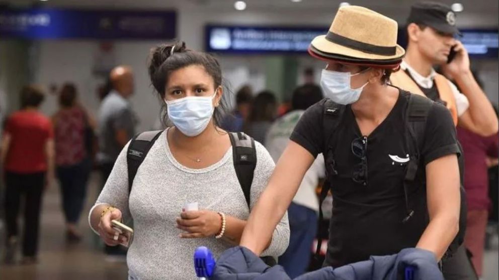 Los pasajeros repatriados son sometidos a un estricto protocolo sanitario al arribar al país