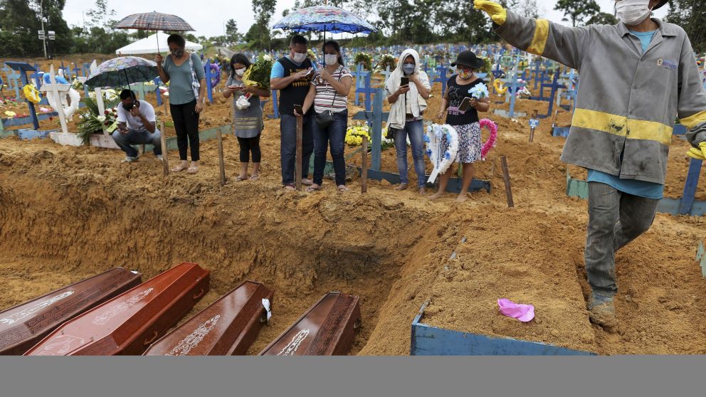 Bolsonaro desafía las medidas recomendadas contra el coronavirus en un Brasil que amenaza con convertirse en epicentro de la pandemia