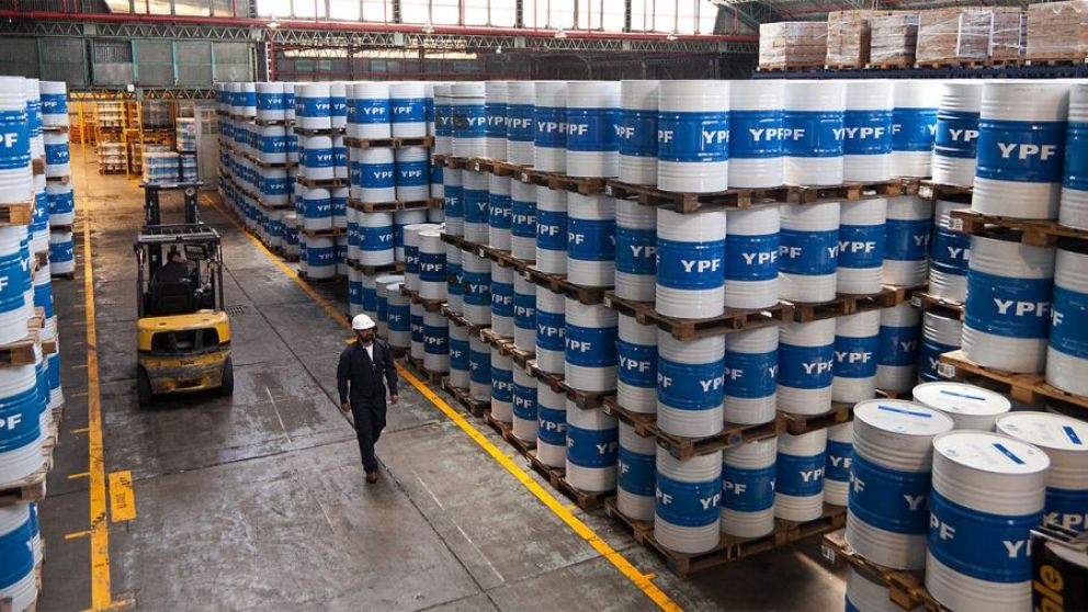 Los due�os de las estaciones de servicios advierten por el precio del barril criollo