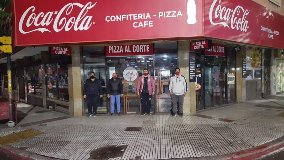Trabajadores de la pizzer�a Camor�n hace una semana que acampan reclamando sueldos adeudados