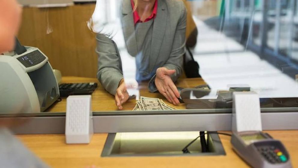 Más restricciones en la compra de dólares