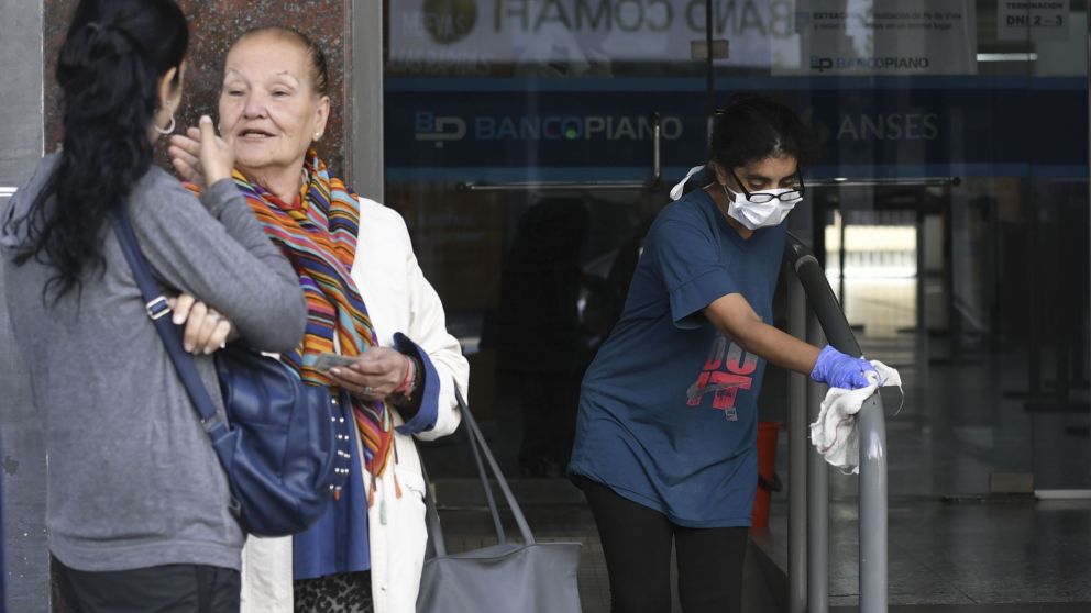 HOy martes 14 de abril cobran los jubilados y pensionados cuyo DNI termina en 2 con haberes de hasta 17.859 pesos