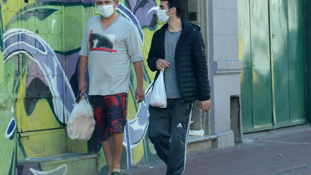 Sería mejor pensar en "aislamiento físico" y no "social"