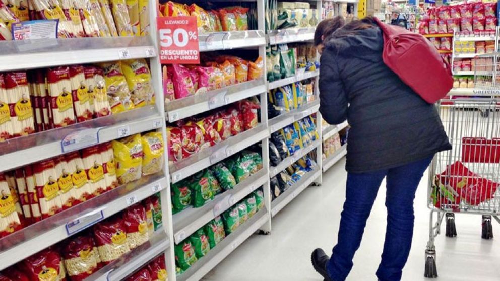 Los grandes supermercados están muy golpeados por el aislamiento social y se desplomaron sus ventas