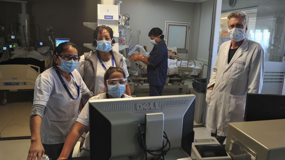 El bono incluirá tanto a trabajadores de establecimientos de salud públicos como privados