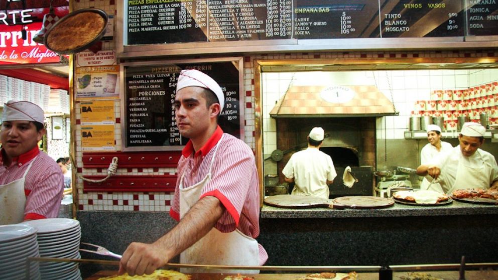 Las grandes cadenas de pizzerías no pagaron todo el sueldo de marzo por la cuarentena