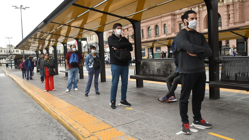 En el transporte, barbijo y distancia
