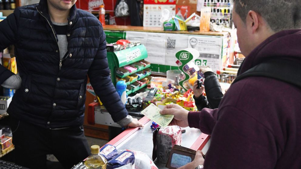 Los comercios de barrio sacan ventaja en la crisis