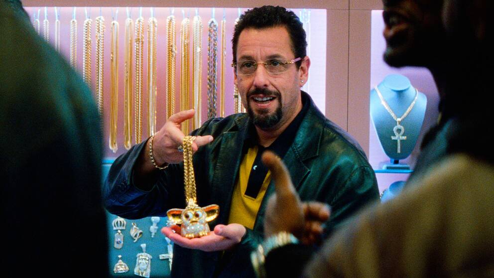 Adam Sandler se aleja de sus papeles típicos para sorprender