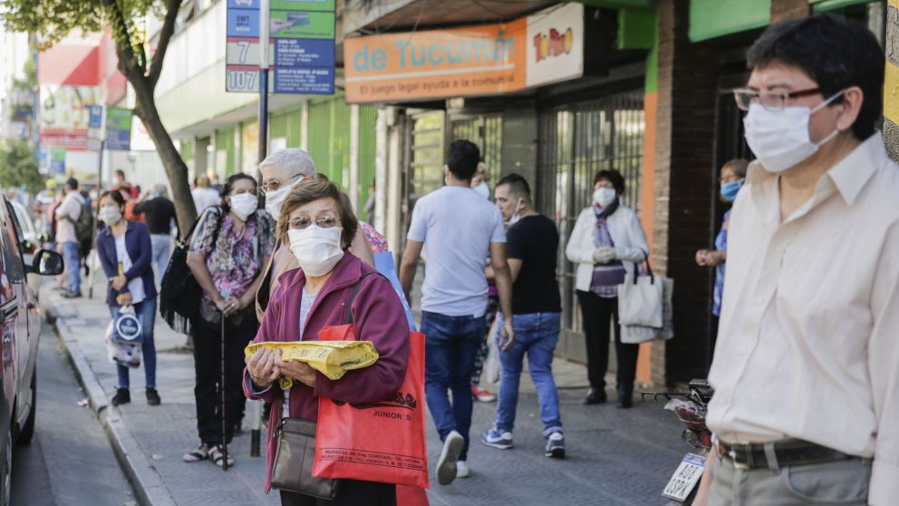 Los vecinos quedaron clavados en las paradas de colectivos ante el paro de transporte en Tucumán
