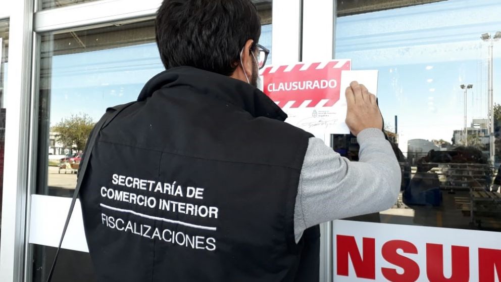 Inspectores ponen faja de clausura en un supermercado