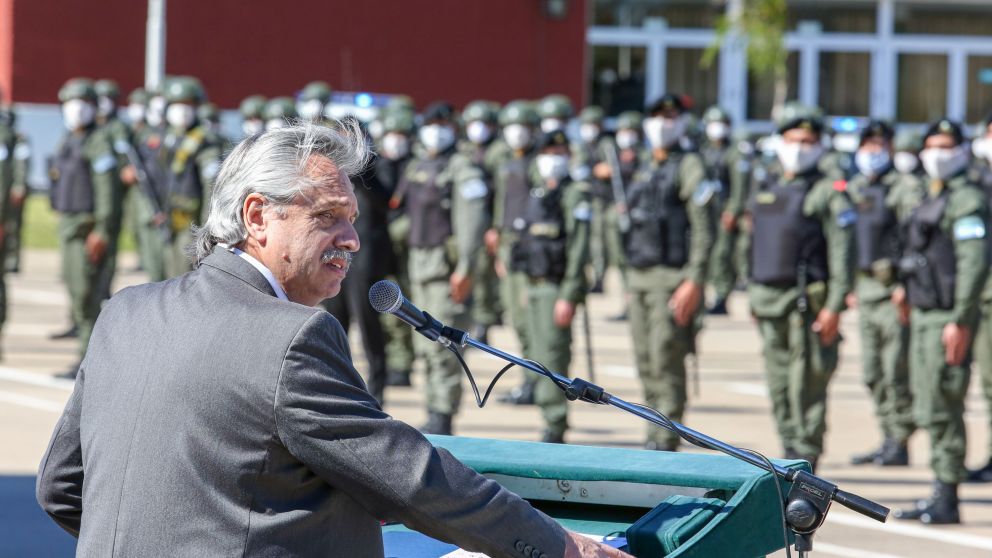 Alberto Fernández agradeció a las fuerzas de seguridad y trabajadores de la salud por salir a la calle