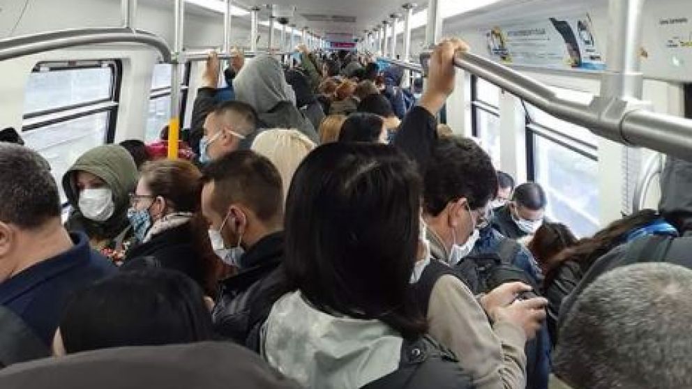 El tren Sarmiento, con pasillos llenos durante la mañana