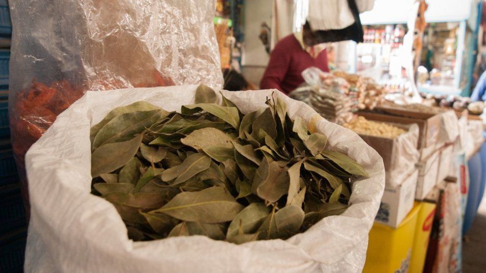 La bolsa de 20 gramos de hojas de coca se vende a $300