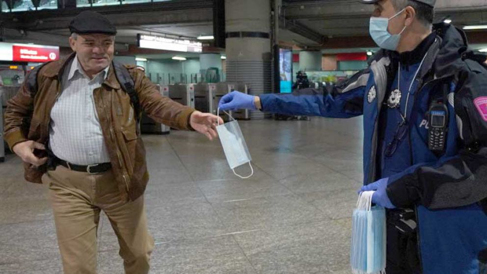 La policía repartió barbijos en las estaciones de trenes